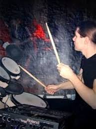 Steckbrief: Peter Alscher. Instrumente: Schlagzeug (E-Drums); geboren: April 1974 in Wien. Fenster schliessen