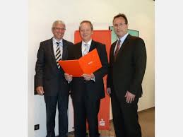 Erfolgreiche Geschäftszahlen für das Jahr 2010 der Sparkasse Kaufbeuren präsentierten die Vorstände Franz Endhardt (von links) und Winfried Nusser sowie ...