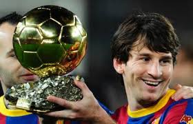 Leo Messi junto al último Balón de Oro logrado