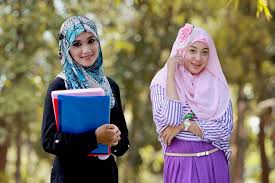 7 Tips Cara Memadukan Warna Baju dengan Jilbab Anda