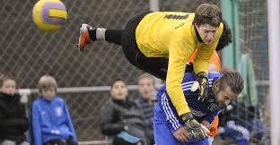 Denzlingens Torwart Ron Fahlteich klärt vor dem Bötzinger Mark Sandmann. Foto: achim keller. FUSSBALL (tex). Im Duell der beiden Fussballclubs konnte keine ...