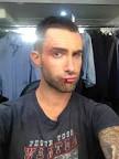 Adam Levine com a boca