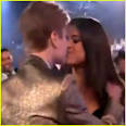 Selena Gomez Justin Bieber Kiss at Billboard Awards 2011