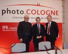 Gemeinsam für die Kölner Fotoszene: Norbert Moos (PIK), Georg Quander (Kulturdezernent) und Oliver P. Kurth (Koelnmesse). Foto: Sven Plaggemeier
