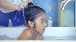 小女孩洗澡|亞洲小女孩玩 並與母親洗澡 影片檔及更多 乾淨 短片 - 乾淨, 亞洲, 享受