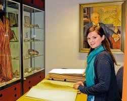 Studentin Ruth Wehning mit einem Blatt aus der Herbariensammlung