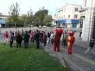 Flash-mob on grassy area - via Daymix