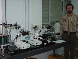Santiago Villaverde posa con los microscopios del nuevo laboratorio - 2497
