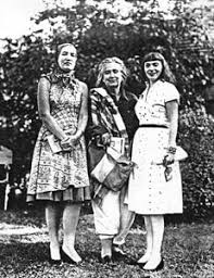 Edie Beale, Edith Bouvier Beale, and Lois Wright in 1962 ... - edie-beale-edith-bouvier-beale-and-lois-wright-in-1962
