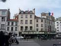 Walking along busy Paris - via Daymix