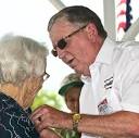 Pete Saunders of London, England adorns Aline Adams, widow of Captain ... - images?q=tbn:ANd9GcS5QyWmFyjsIWKEOadumK2Veci4fFBbAEeoRqWYLLhE0GlxFUUUUN8FJmyE