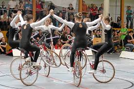 Von Karin Wurth Das Lob kam von allen Seiten: Es waren grandiose Deutsche Schülermeisterschaft im Hallenradsport in in der Karl-Liebich-Sporthalle in Gutach ...