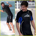 http://cdn01.cdn.justjared.com/wp-content/uploads/headlines/2012/04/louis-tomlinson-liam-payne-surfing-in-sydney.jpg