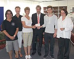 Schülersprecher Johann Rolshoven und Elternpflegschaftsvorsitzende Ralf Heyl konnten jetzt dem Hospiz-Verein Erftstadt einen Scheck in Höhe von 3.300 €uro ... - sponsorenlauf_uebergabe275y