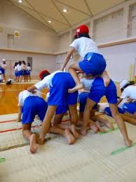 小中学生組体操女子|運動場で組体操 練習 | コロンボ日本人学校