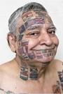 Se tatuó 220 banderas en su