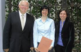 Die Gundelfinger Rechtsanwälte Bernhard Dechant und Katja Ravat (rechts) freuen sich über den überwältigenden Erfolg ihrer Auszubildenden Silke Preuß ...