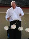 File:Gauklerfestival Lenzburg - Diabolo.jpg - Wikimedia Commons