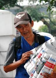 Pelajaran dari Penjual Koran | sangpetualang01 - dwitagama-tukang-koran1