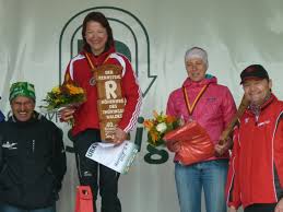 Karin Russ (2.v.l.) hat als Siegerin des Supermarathons gut Lachen - 12_rsl_02