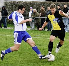 Der Albbrucker Simon Obrist (links) stört den Schwörstädter Boris Tabel. Das Spitzenspiel endete 2:2-Unentschieden. Foto: m. scheibengruber. FUSSBALL.