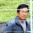 身着囚衣放风神情憔悴落寞