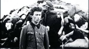 Diese Aufnahme zeigt Wilhelm Dörr im Konzentrationslager Bergen-Belsen. Im Hintergrund liegt ein großer Leichenberg von Häftlingen. Der SS-Mann wurde. - 300-008-2839556-StaffDorr-