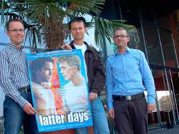 Bernhard Schanze und Ralf Bauer vom OGay-Vorstand präsentieren mit Kinobetreiber Jan Marc Maier (von links) die neue Filmreihe. Foto: Rab. OFFENBURG. - 19943690
