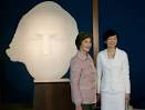 File:LauraBush &amp; AkieAbe, 2007Apr26.jpg - Wikimedia Commons