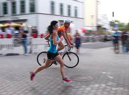 Cathrin Cronjäger beim \u0026gt; Altstadtlauf 2010, Als eine der schnellsten Läuferinnen wird sie von einem Radfahrer begleitet, ...