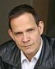 In den Credits mancher Filme und Serien als <b>Jason Gray</b> Stanford angegeben. - sync_grap