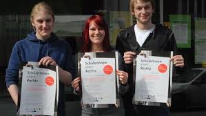 Setzen Zeichen gegen Rechtsradikalismus: Tobias Tillmann (v.l.), Kathrin Wallraven und Tim Schlößer von der Grünen Jugend. Foto: Kurt Bauer