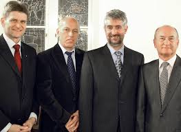 Michael Thater (zweiter von rechts) dankte den Sparkassenvertretern Roland Supper, Werner Uecker und Martin Volz (von rechts). Foto: Fautz. WEHR (fau).