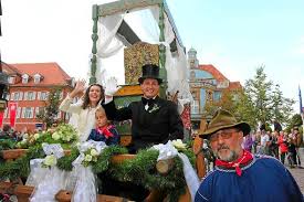 Winke, winke: Tihana Stefanic und Michael Lehmann grüßen als Baaremer Hochzeitspaar vom Frohsinn-Wagen. Die beiden sind auch im wirklichen Leben ein Paar ...