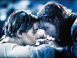 Jack et rose du titanic dans l'eau