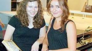 Maria Mock (l.) und Leonie Sowa vom MGJ nach erfolgreicher Inszenierung ihres ersten selbstgeschriebenen Theaterstücks. Foto: privat