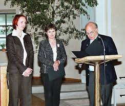 Stiftungsvorstand Hans-Joachim Acker überreichte den Ernst-Habermann-Preis an Dunja Richter (links) und die Mutter von Anita Hartwig. Foto Josef Balazs