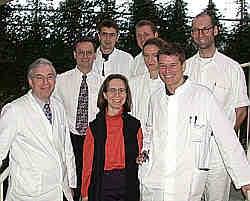 Dr. Markus Guba (vorne rechts) und das übrige Team von Prof. Dr. Walter Jauch (ganz links). Erfolg einer Forschergruppe der Klinik und Poliklinik für ...