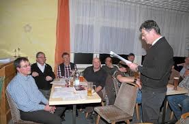 In der Hauptversammlung des Männergesangvereins Frohsinn Bösingen war unter anderem das 20-jährige Dienstjubiläum des Dirigenten Manfred Mink Thema. - media.media.2a66512d-3f3b-43a4-b167-5ee39570b345.normalized