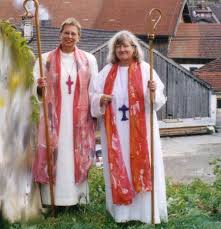 Christine Mayr-Lumetzberger und Dr. Gisela Forster. Dr. Gisela Forster umarmt Dr. Patricia Fresen nach der Priesterinnenweihe 2003 in Barcelona