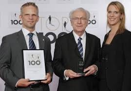 Lothar Späth (Mitte) überreichte vergangene Woche die begehrte Auszeichnung TOP 100 an Thomas Gillig, Direktor Produkt- und Systementwicklung Uponor, ...