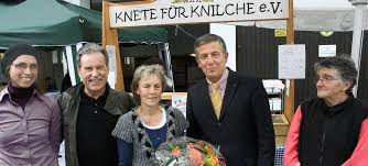 Unser Bild zeigt (von links): Claudia Seeringer (Vorsitzende), Karin Binder und Nicole Raff sowie Hansjörg Eckert und Bürgermeister Klaus-Michael Tatsch.