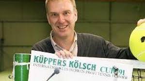 So fing alles an: Aachens Turnierdirektor Tilo Busch mit dem historischen Plakat von 1991. Holzschläger und lange Hosen dürften allerdings auch zu dieser ...