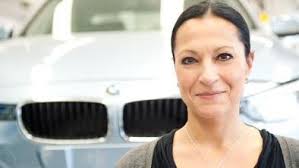 BMW-Recruiterin Katrin Schröder hat derzeit 130 IT-Stellen im BMW-Konzern zu besetzen. Foto: BMW. Das wichtigste Pfund, mit dem der bayerische Autobauer ... - 890