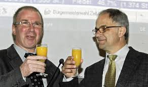 Glückwunsch: Wahlkommissionsleiter Karlheinz Keller (links) und der wiedergewählte Zeller Bürgermeister Rudolf Rümmele stoßen an. Foto: Robert Bergmann - 21179378