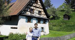 Matthias Meyner und Elena Ebers haben sich mit dem Erwerb der Guggenmühle in Döggingen einen Lebenstraum erfüllt. Foto: Minzer. DÖGGINGEN (mm). - 60058330