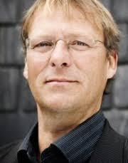 Hans Schmidt Petersen wuchs auf der dänischen Insel Alsen auf und gehört zur Deutschen Minderheit in Dänemark. Nach dem Abitur 1981 am Deutschen Gymnasium ...