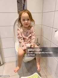 little pee girl|52点のBaby Girls Peeingのストックフォト - Getty Images