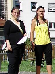 Verena Ikic und Cindy Kaufhold (von links) starteten eine Unterschriftenaktion gegen das Vorhaben auf dem Bauhofgelände. Foto: C.Maier. LÖFFINGEN.