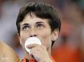 Oksana Chusovitina kisses her silver medal - 0,,3570638_4,00